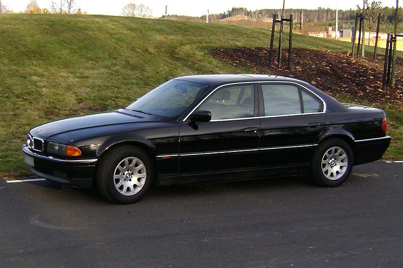 800px-BMW_E38_740iA-96.jpg