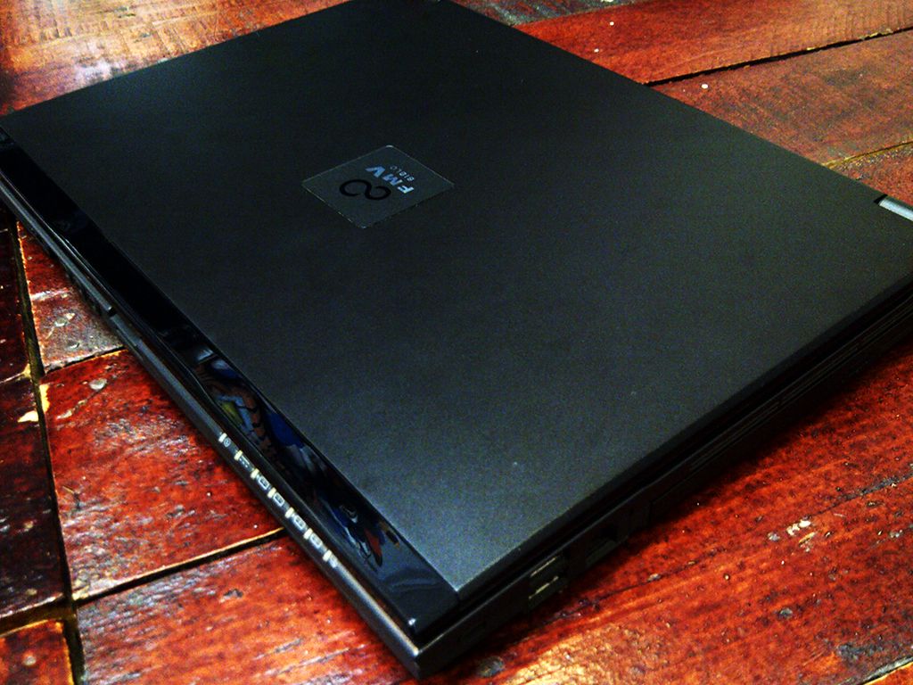 Cần bán Laptop Fujitsu FMV-BIBLO MG MG70W | 98% - 2