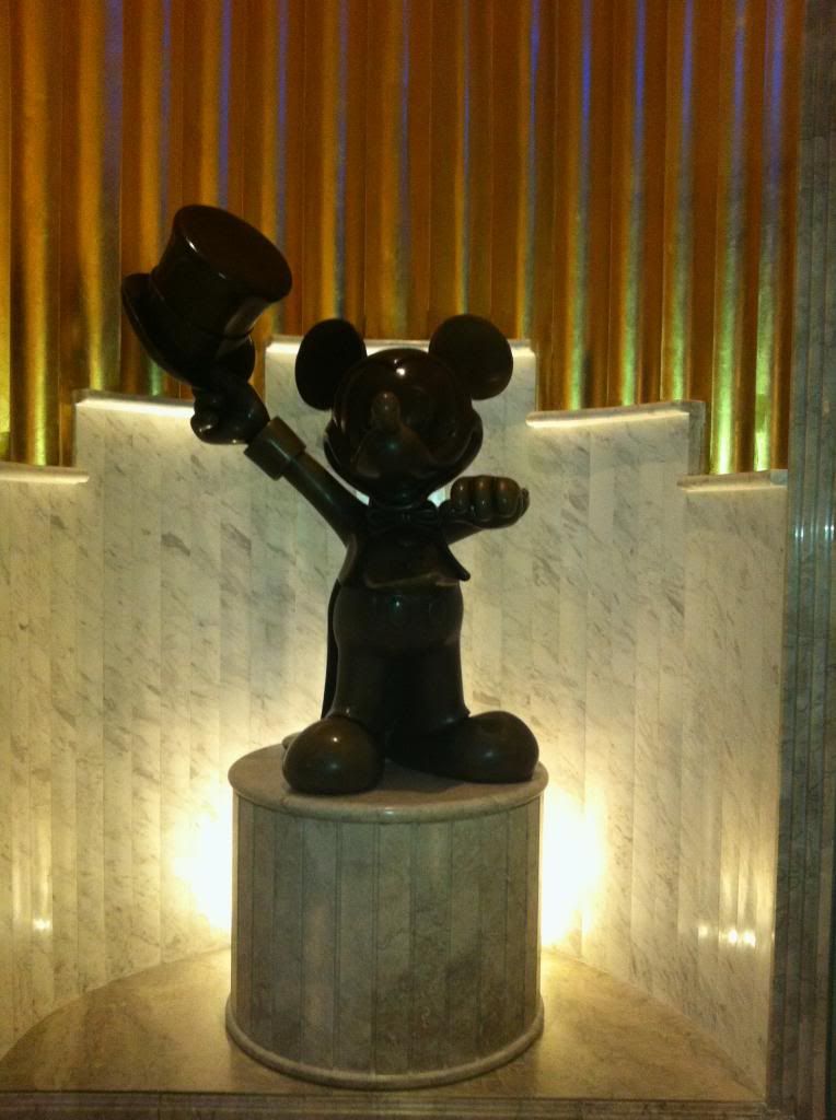 disney's hollywood hotel mickey statue